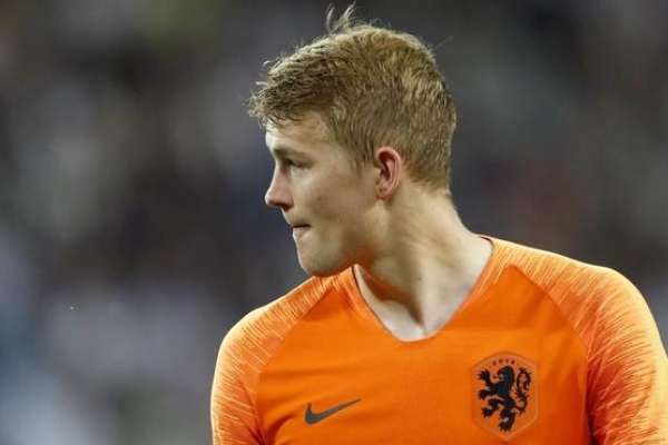 德弗里踢什么位置？